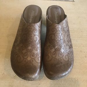 Size 40 (10) Antelope mule low heel clog